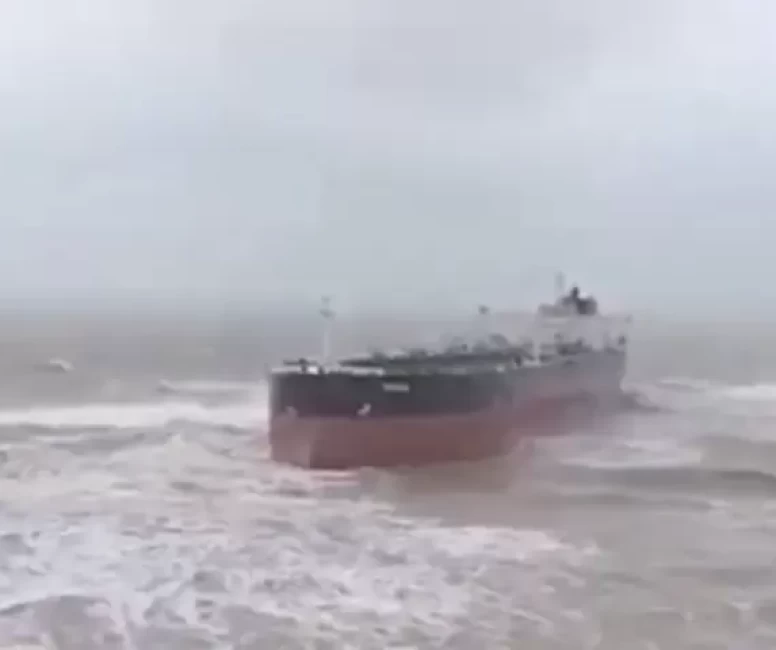 Sarıyer açıklarında sürüklenen gemi karaya oturdu