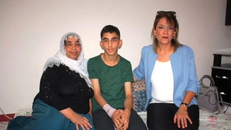 Bayılıp kolu kırılan öğrencisinin evine gidince gözlerine inanamadı!
