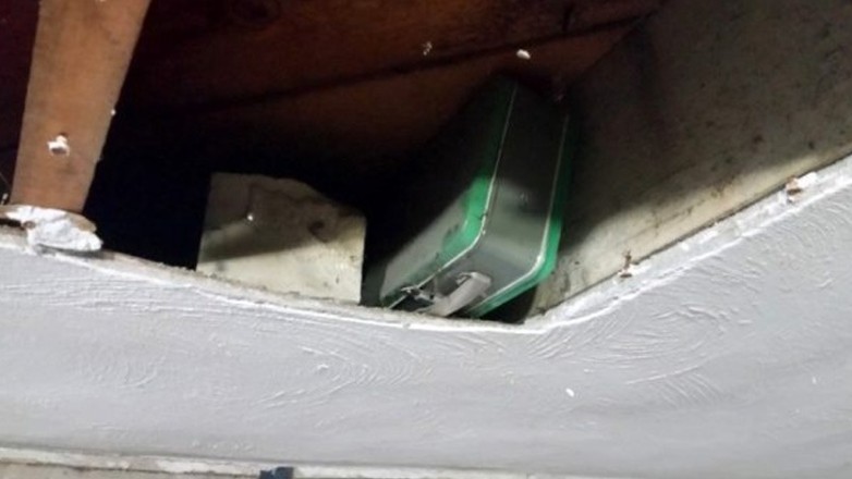 Bodrumda bulduğu kutudan çıkanları görünce şaşırdı