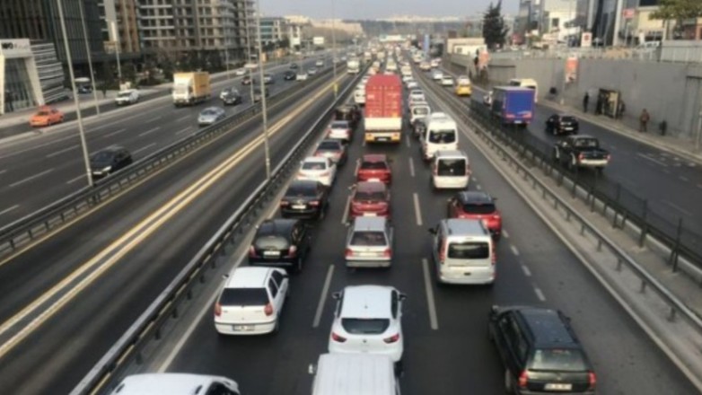 Karayollarında yeni dönem! Trafikte bunu yapmayan yandı