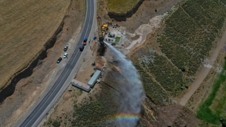 Yerin 750 metre altında bulundu, her yerden fışkırmaya başladı