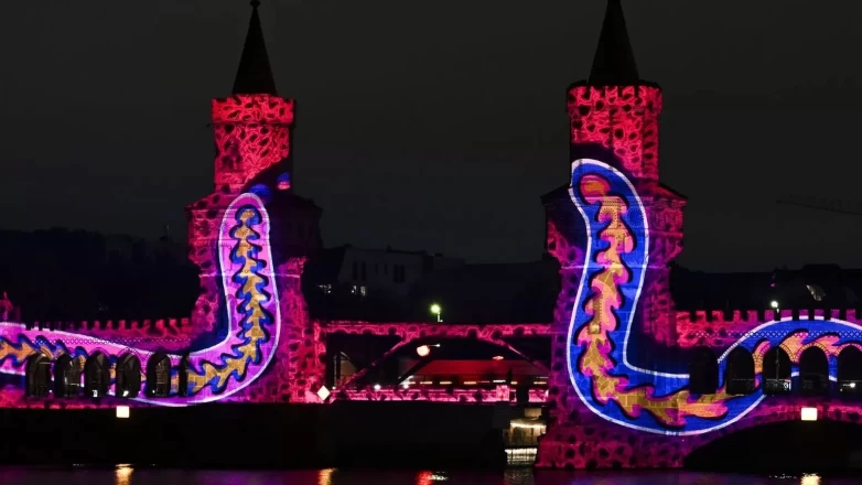 Berlin'deki Oberbaumbrücke Köprüsü ışıklandırıldı