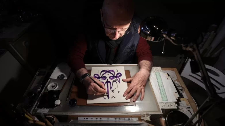 Emekli öğretmen hayranlık duyduğu hat sanatını öğrenip atölye kurdu