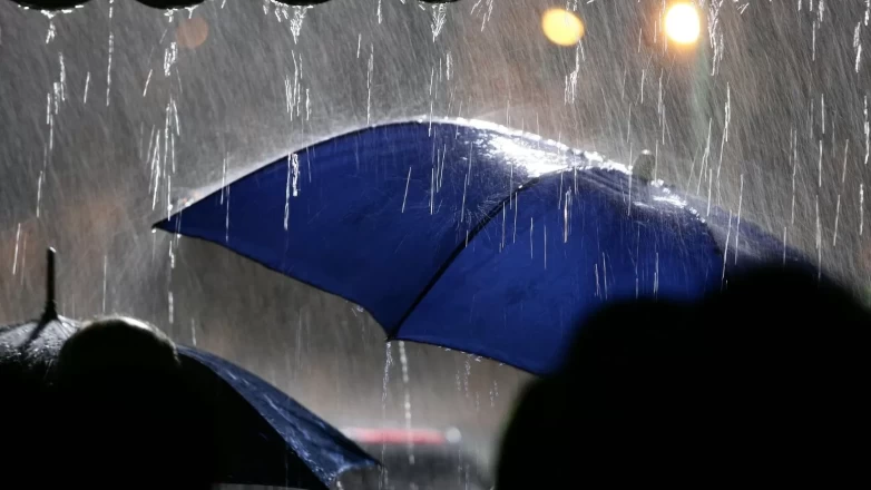 Gökyüzü delinecek! Meteoroloji'den 81 il için 'kırmızı' alarm: O saatte başlıyor, sakın şemsiyesiz çıkmayın!