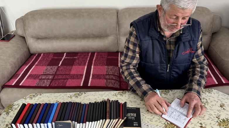 42 yıldır günlük tutarak yaşadığı olayları ve çevresindeki gelişmeleri not ediyor