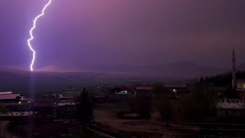 Diyarbakır'da şimşekler geceyi aydınlattı