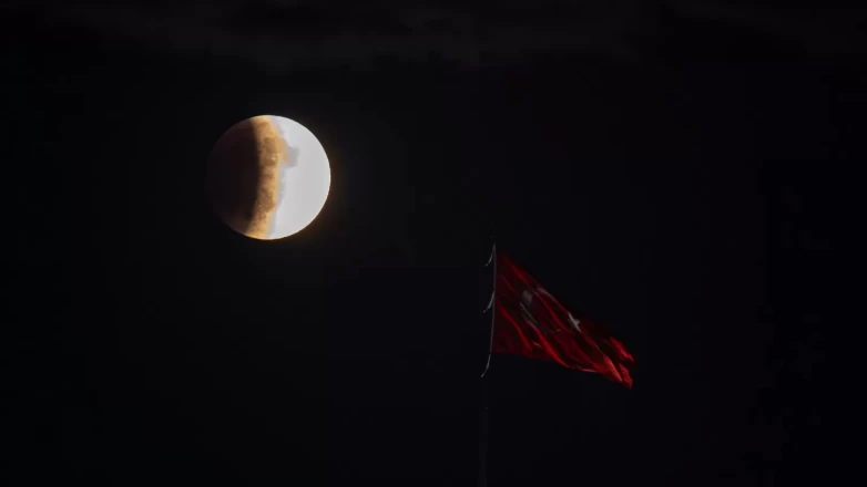 Ankara'da kanlı ay tutulması
