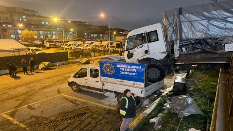 İstanbul'da ilginç kaza! Park halindeki kamyon “kendi kendine” ilerledi, başka aracın üzerine düştü