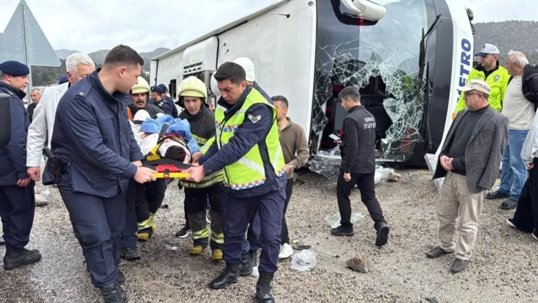 Seydişehir'de yolcu otobüsü devrildi