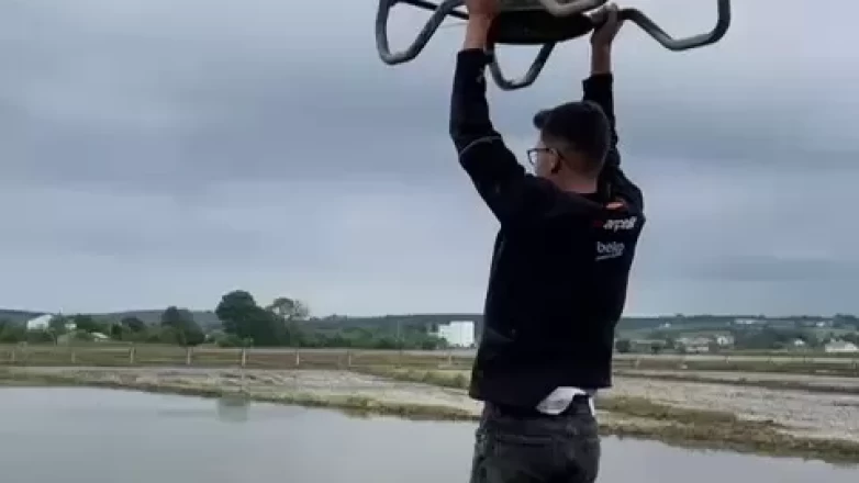 Şaka değil, gerçek! Çiftçi tarım dronuna tutunarak havalandı