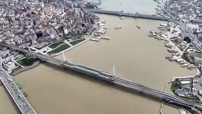 İstanbul'daki sağanak yağışlar Haliç'i kahverengiye dönüştürdü