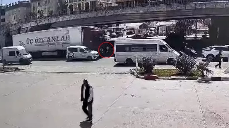 Antalya'da korkunç kaza: Mendil satan kadın tırın altında kaldı!