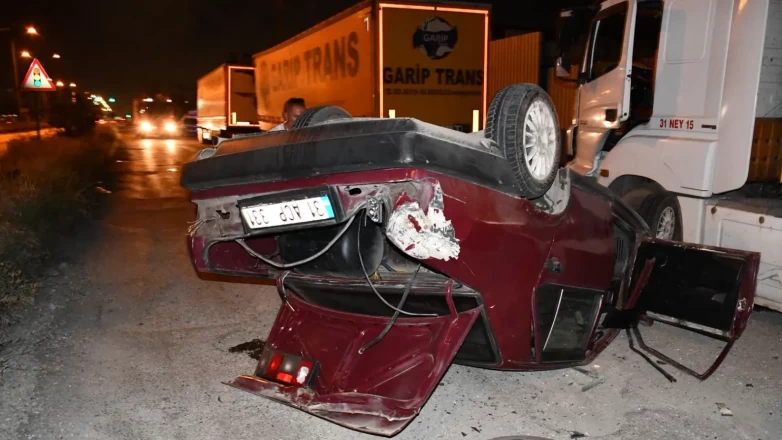 Payas'ta otoyolda korkunç kaza: Lastiği patlayan otomobil takla attı, 3 yaralı