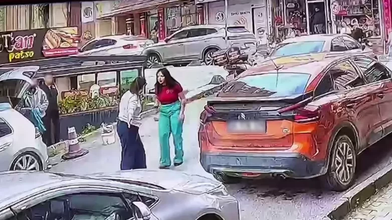 Kadın fenomen hemcinsine kafa attı bedeli ağır oldu