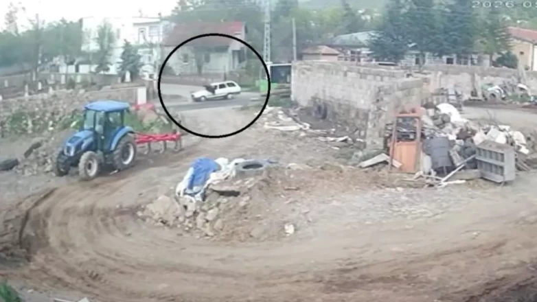 Otobüsten inip karşıya geçmek isteyen gence otomobil böyle çarptı!
