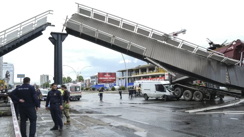 TIR sürücüsünün inanılmaz hatası köprüyü yerle bir etti!