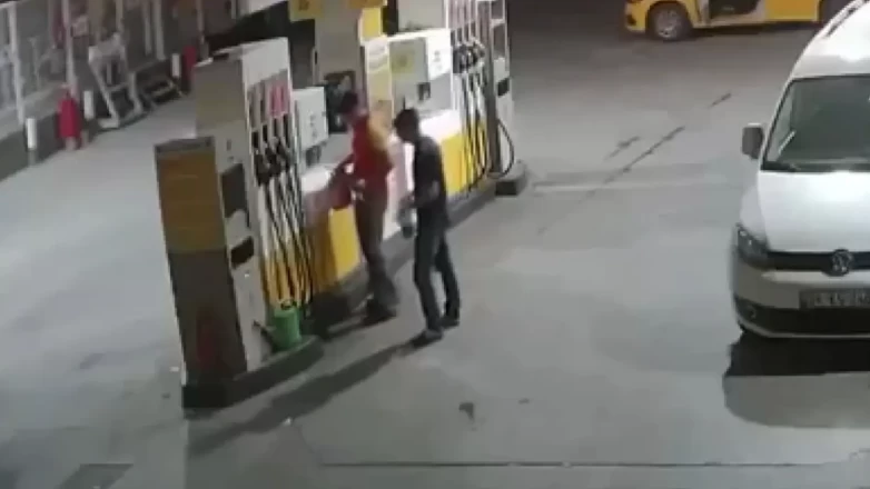 Eline benzin alıp lüks araçları kundakladı!