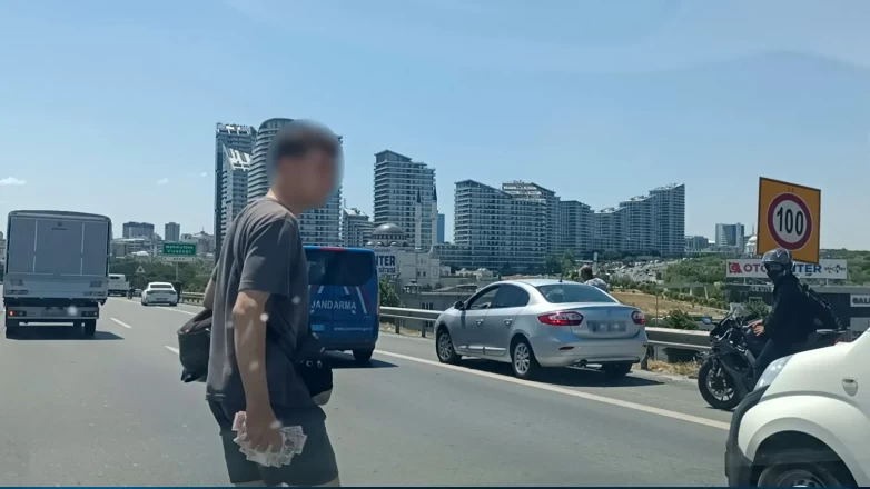 Düşen kuryenin paraları yola saçıldı! Vatandaşlar toplamak için yarıştı