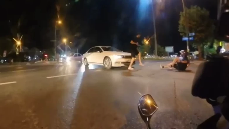 Motosikletteki 2 genç otomobilin üzerine düştü