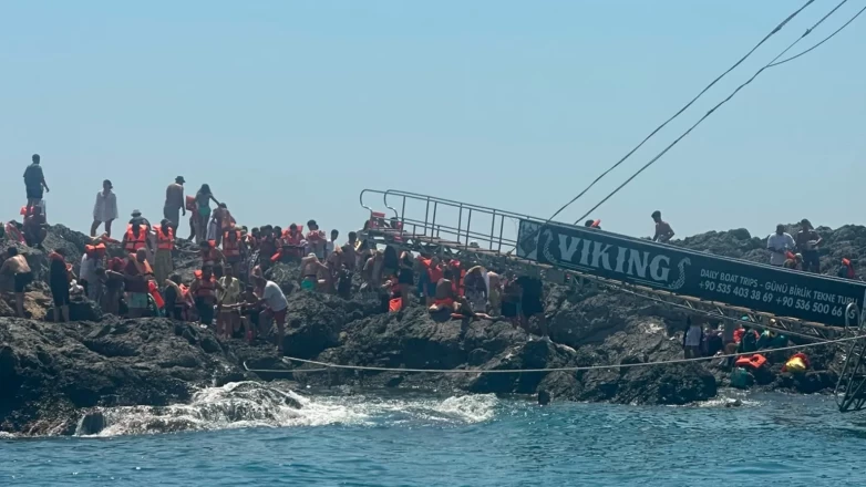Ölüdeniz açıklarında gezi teknesi su aldı