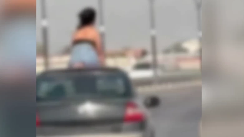 Seyir halindeki otomobilin kaputuna oturan kadın ve sürücü gözaltına alındı