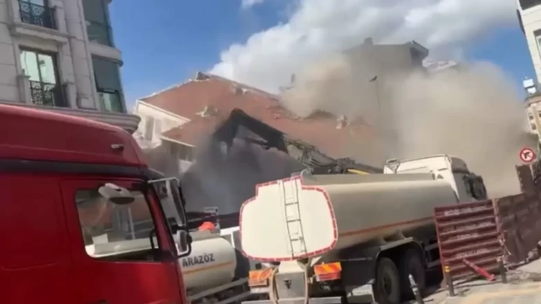Kentsel dönüşüm kapsamında yıkılan bina çöktü