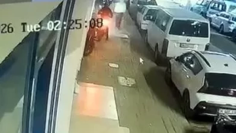 Avcılar’da motosiklet hırsızlığı kamerada!