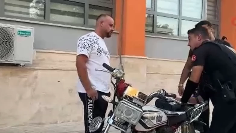 Plakasını bezle kapatıp ters şeride girdi