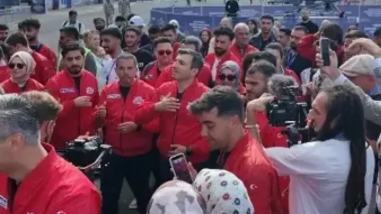 Selçuk Bayraktar Şanlıurfa’da! TEKNOFEST alanındaki hazırlıkları inceledi, türkü eşliğinde halay çekti
