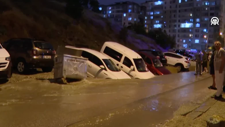 Yol çöktü, araçlar hasar gördü