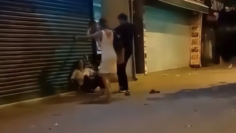 Sokak ortasında kadına şiddet kamerada!