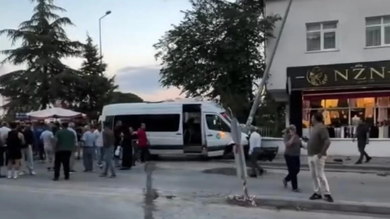 Freni patlayan minibüs ortalığı birbirine kattı!