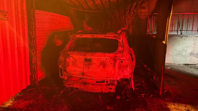 Başına siyah çöp poşeti geçiren şahıs otomobilleri ateşe verdi