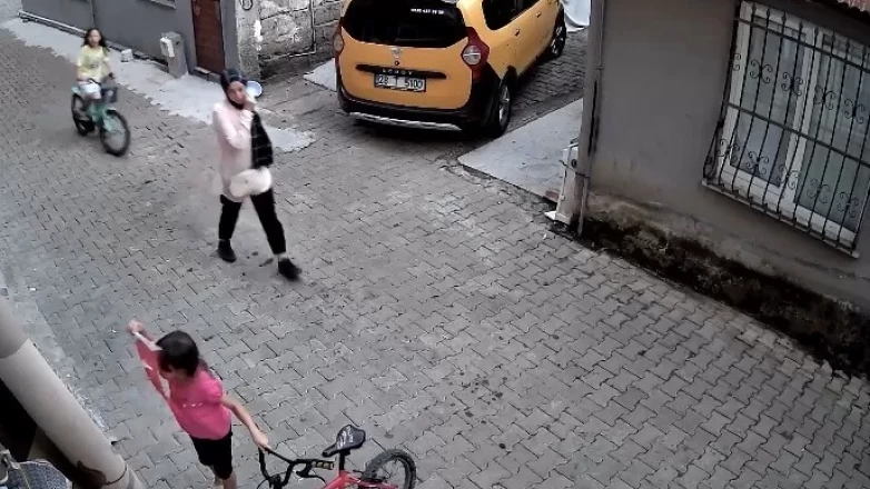 Küçük kızın bayrak hassasiyeti: Öperek yerden aldı