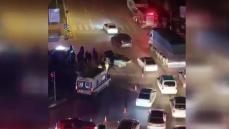 Sincan'da kavşakta bekleyen araca otomobil çarptı