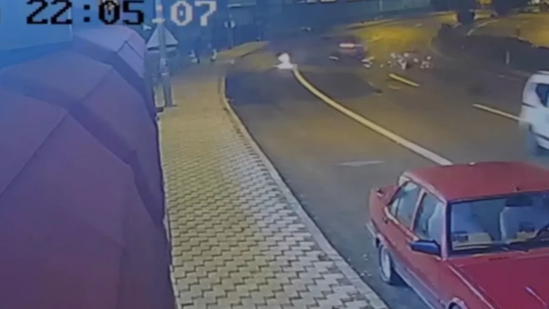 Karşı şeride geçen otomobil üniversiteliyi ezdi