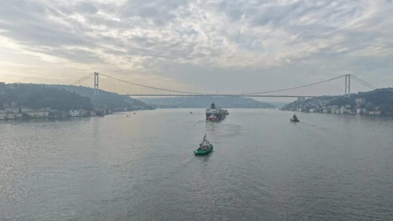 Dron saldırısına uğrayan dev gemi İstanbul Boğazı'nda görüntülendi!