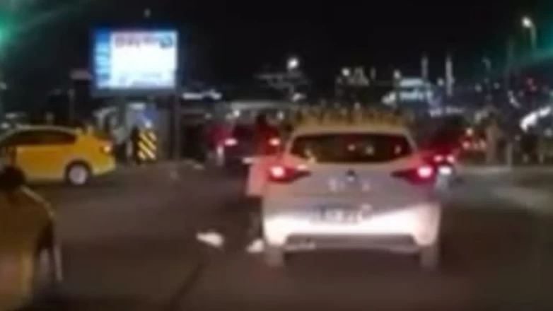Eminönü'nde yola adımını attı, otomobil çarptı