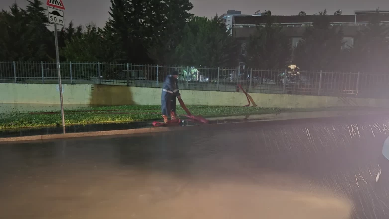 Küçükçekmece'de Nakkaş Deresi taştı: Siteyi su bastı, araçlar mahsur kaldı