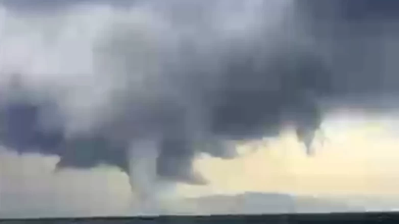 Bodrum'da sağanak yağışla birlikte denizde dev hortum oluştu