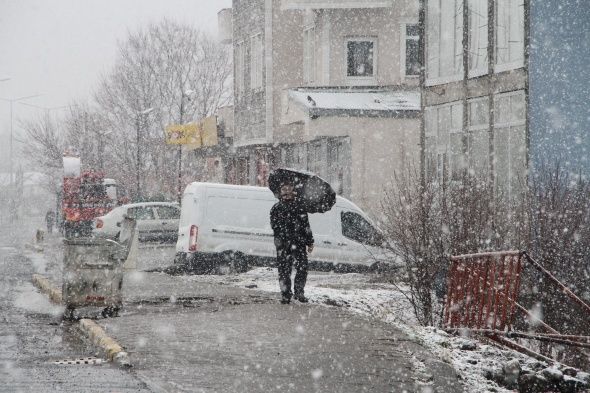 Ardahan'da yoğun kar yağışı ve tipi: Araçlar yolda mahsur kaldı 12