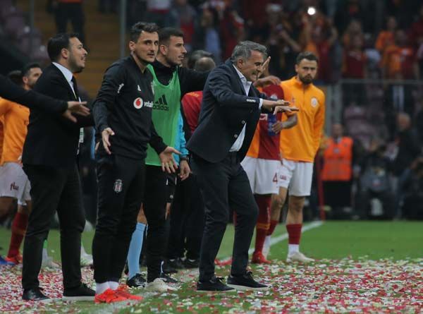 Derbiye damga vuran an! Şenol Güneş, Caner'e... 2