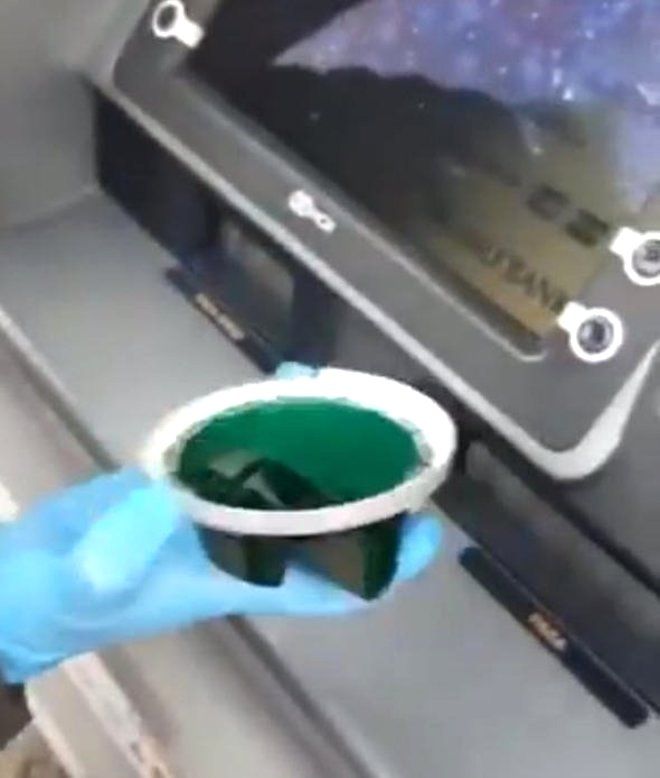 ATM'den para çekerken bunu görürseniz hemen uzaklaşın 10