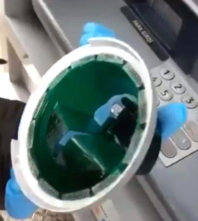 ATM'den para çekerken bunu görürseniz hemen uzaklaşın 11
