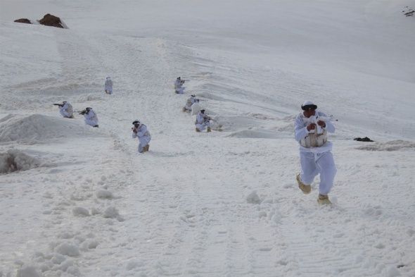 Karlı dağların zirvesinde vatan savunması! 4