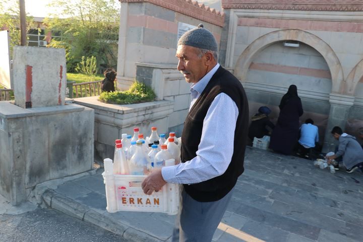 Akın akın gidiyorlar: Oruç tutanlar bu suya koşuyor 5