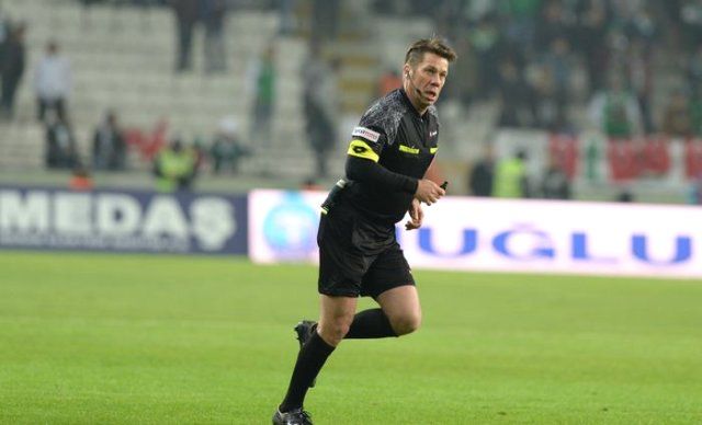 Cüneyt Çakır rekor kırdı! İşte hakemlerin maaşları 24