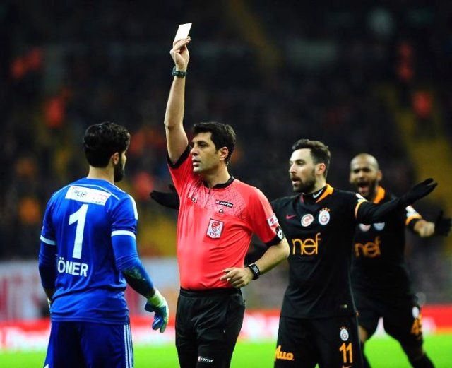 Cüneyt Çakır rekor kırdı! İşte hakemlerin maaşları 12