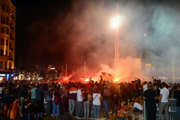 Galatasaray'ın 22. şampiyonluğu tüm yurtta çoşkuyla kutlandı 27
