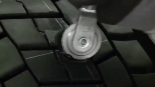 Lastiğe saplandı! Bakın nasıl yeniledi 28